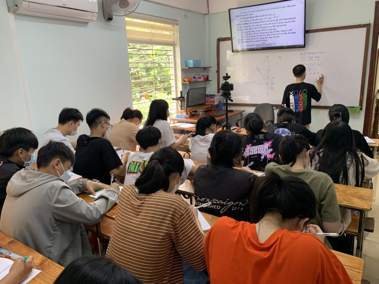 Các em đang giải bài tập